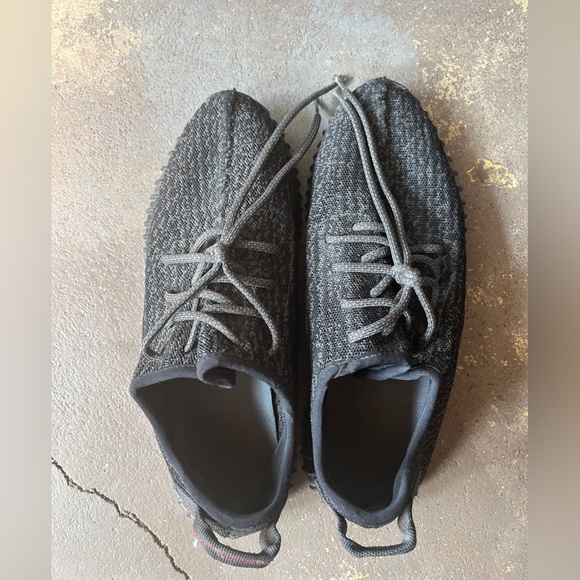 Black Yeezy Boost - Picture 3 of 8